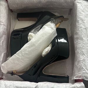 Valentino Garavani Tan-Go 165 Patent Platform Pump size 39.5